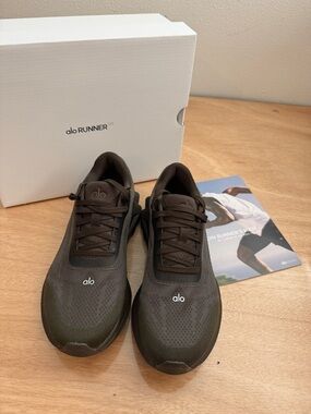 ALO Yoga Unisex Espresso Alo Runner Athletic Trainer